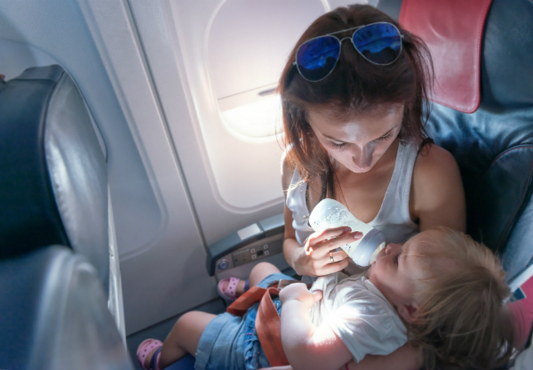 Baby füttern Flugzeug