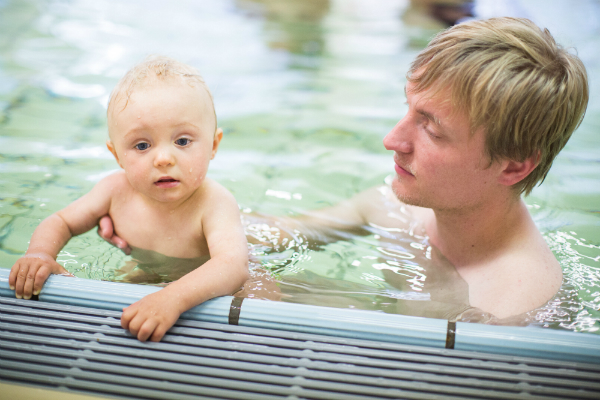 Babyschwimmen kann von beiden Eltern besucht werden
