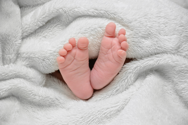 Mit Weichspüler, der sich für sensible Babyhaut eignet, werden die Decken noch kuscheliger