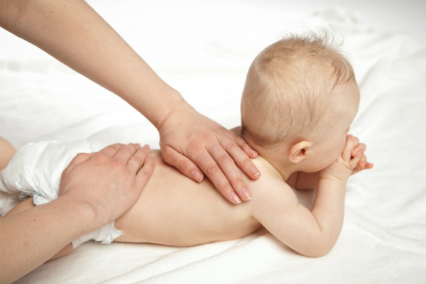 Wohltuende Massagen beruhigen das Baby