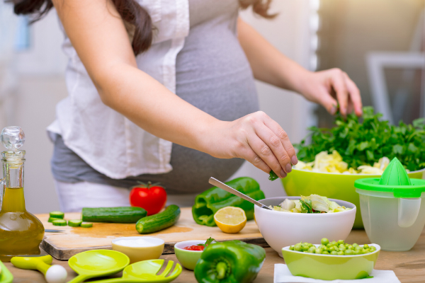 Während der Schwangerschaft sollte auf eine ausgewogene Ernährung geachtet werden