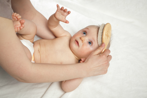 Mit einer weichen Babybuerste lose Schuppen muehelos entfernen