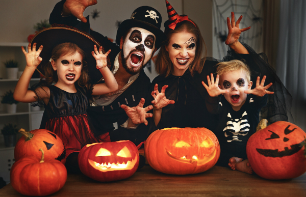 Familie an Halloween