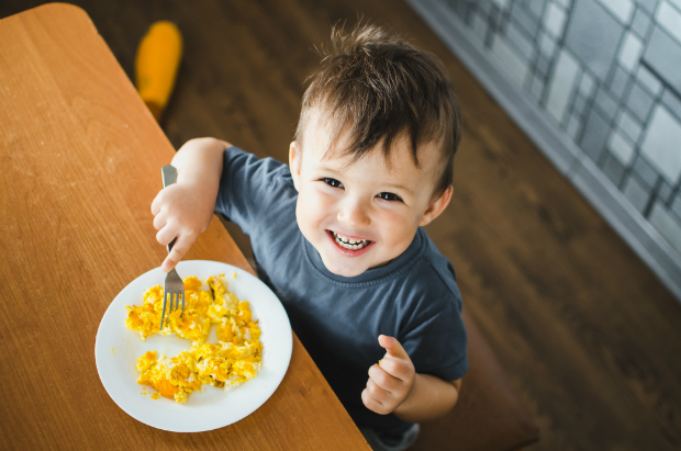 Wenn Kinder selbstständig essen lernen
