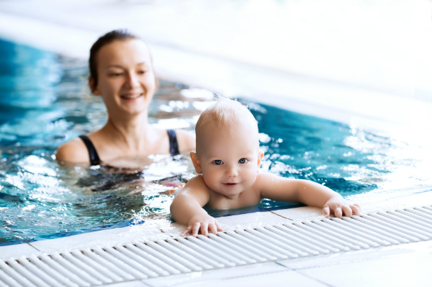 Babyschwimmen als beliebte Wellness-Massnahme mit Lernfunktion