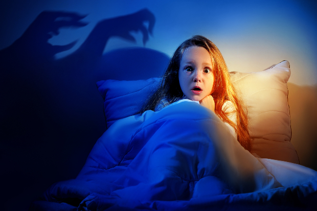 Kind im Bett hat Angst vor Geistern