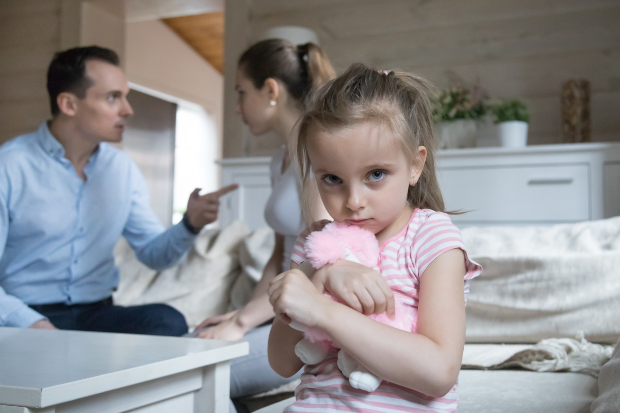 Mädchen hat Angst weil die Eltern streiten